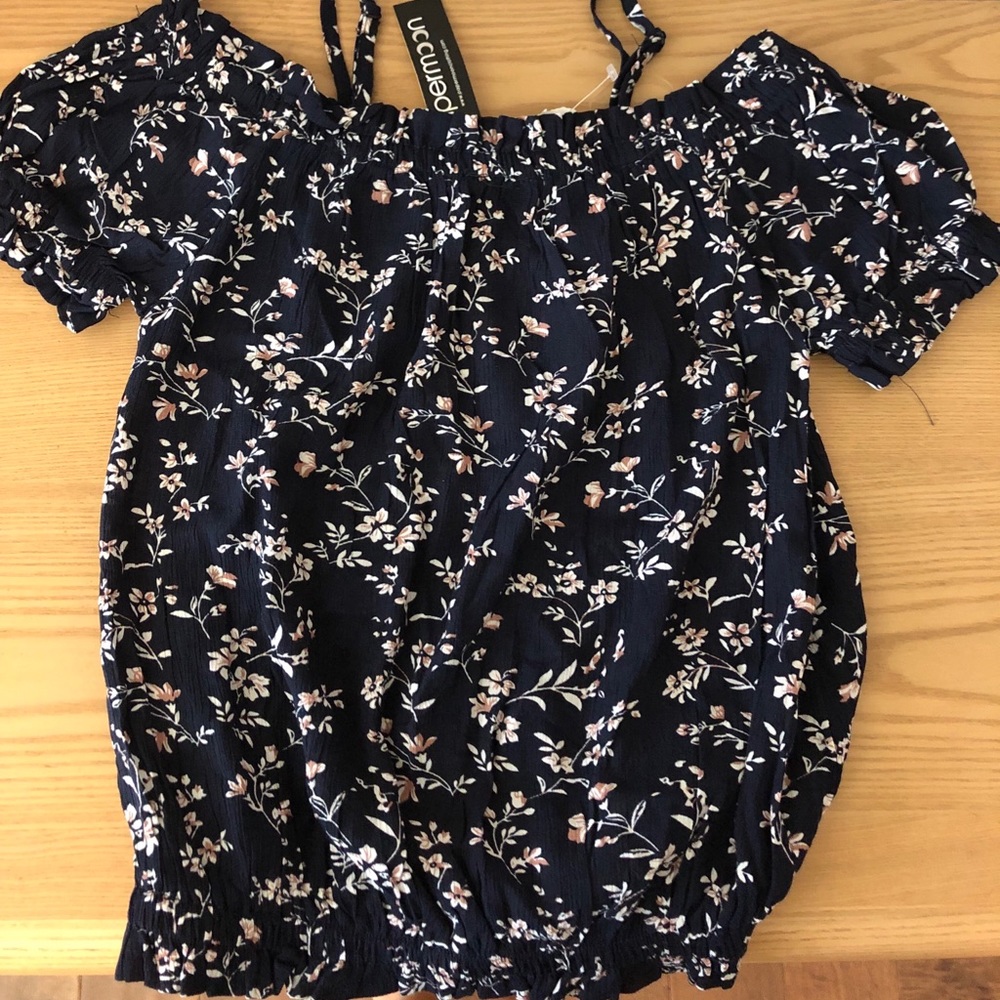 Floral off the shoulder top(BRAND NEW)